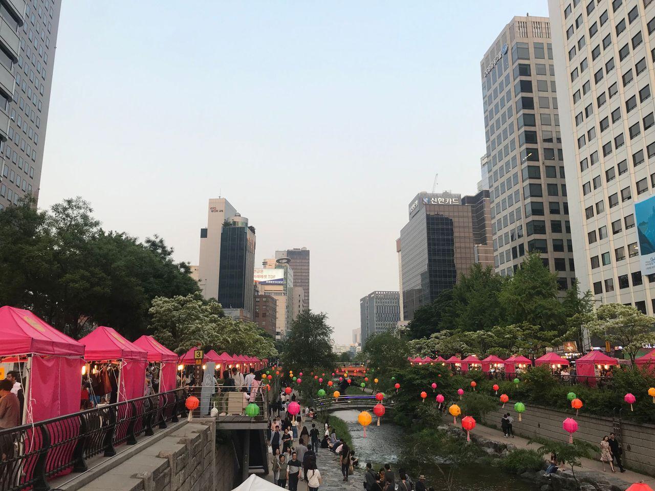 【คยองชองกเยชอน เกาหลี】ตะลุยตลาดนัดกลางคืนที่คลองชองกเยชอน 2025! เดินเลียบคลองชองกเยชอนสวย ๆ และตะลุยตลาดนัดกลางคืนกัน!